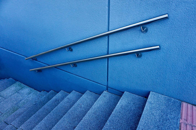 Corrimão de inox para parede: Saiba como escolher o ideal